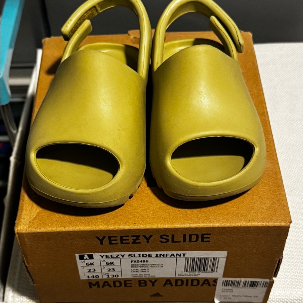 Adidas Yeezy slide Resin Infants Size 6